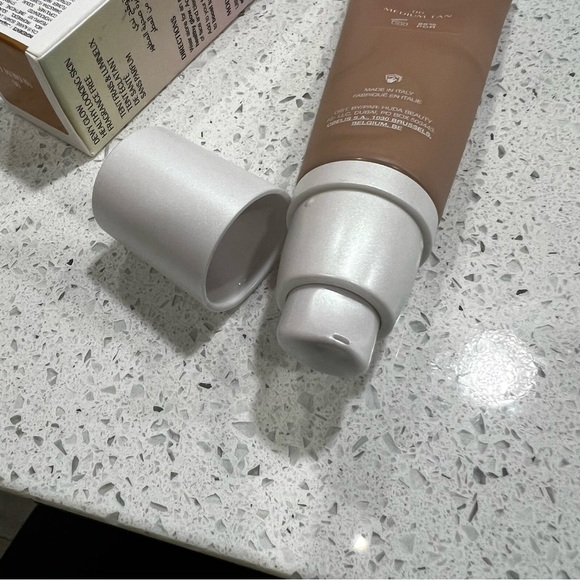 HUDA BEAUTY GLOWISH MULTIDEW SKIN TINT - 06 MEDIUM TAN (Full Size/1.36oz/NWB) - Picture 3 of 3
